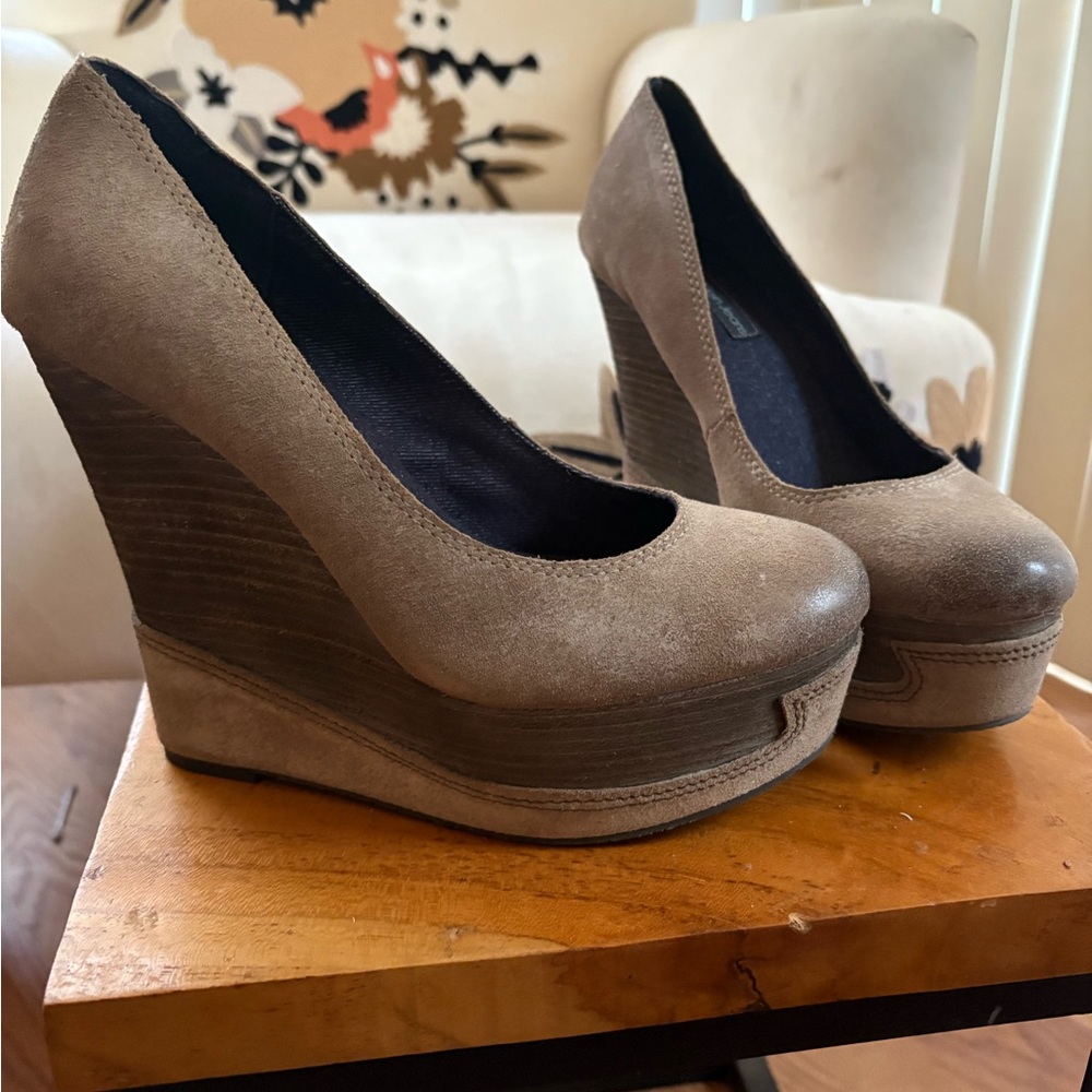 Calvin Klein Gray Suede Platform Wedge Pumps – 6” Heel 2” Platform
Woaman's 9.5